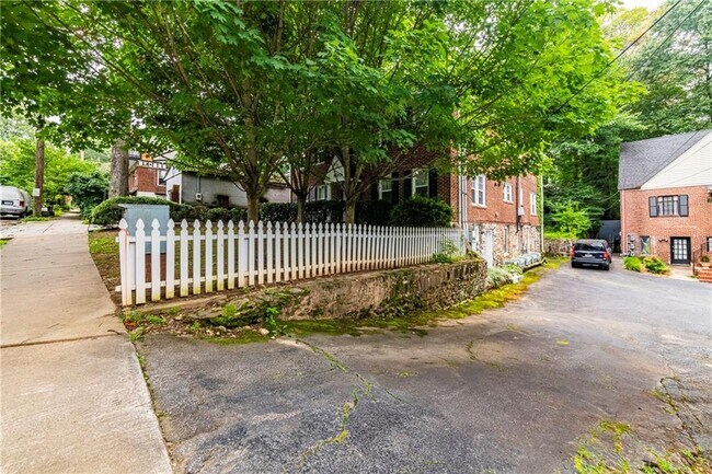 Foto del edificio - 830 Barnett St NE