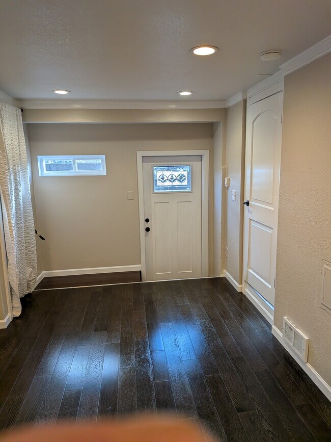 Sala de estar 2 - 402 NE 40th St