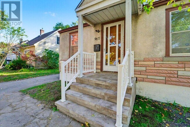 Photo du bâtiment - 967 Merivale Rd