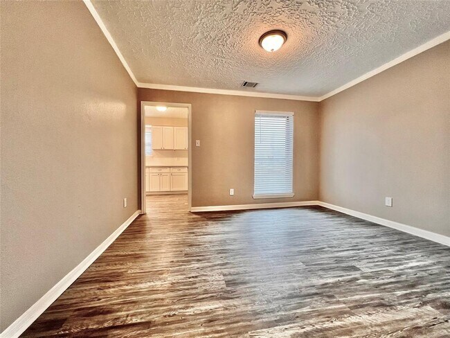 Building Photo - 2503 Forest Ridge Dr