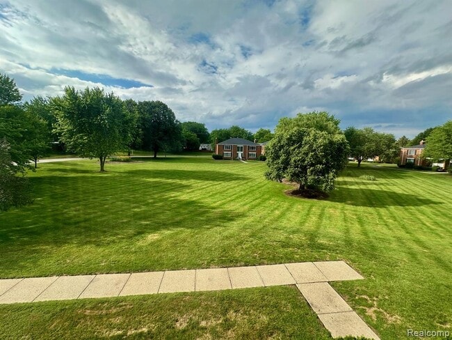 Building Photo - 628 E Fox Hills Dr