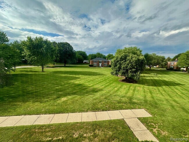 Foto del edificio - 628 E Fox Hills Dr
