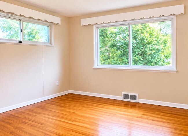 Foto del edificio - Charming 3-Bedroom Home with Hardwood Floors, Garage & Private Patio