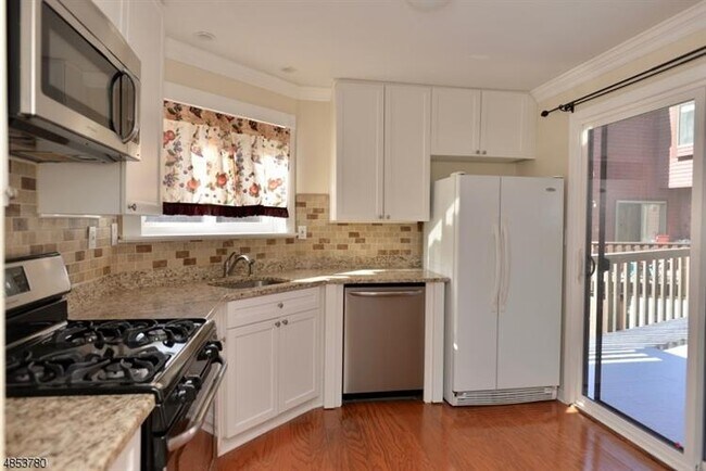 Building Photo - 1 Trafalgar Ct