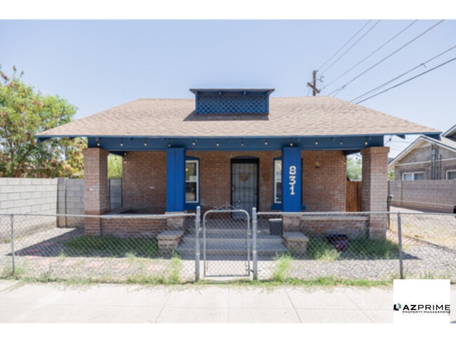 Foto del edificio - Radiating Warmth And Contemporary Charm, This Beautifully Remodeled 2/1 Home Offers Modern Comfort I