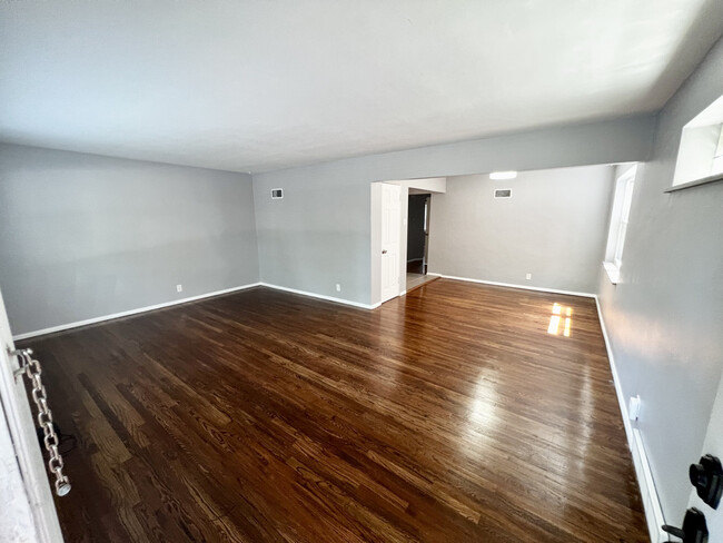 Living room upon entering - 5010 Jamieson Ave