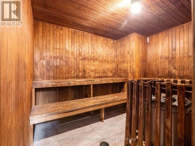 Building Photo - 3650 Kaneff Crescent