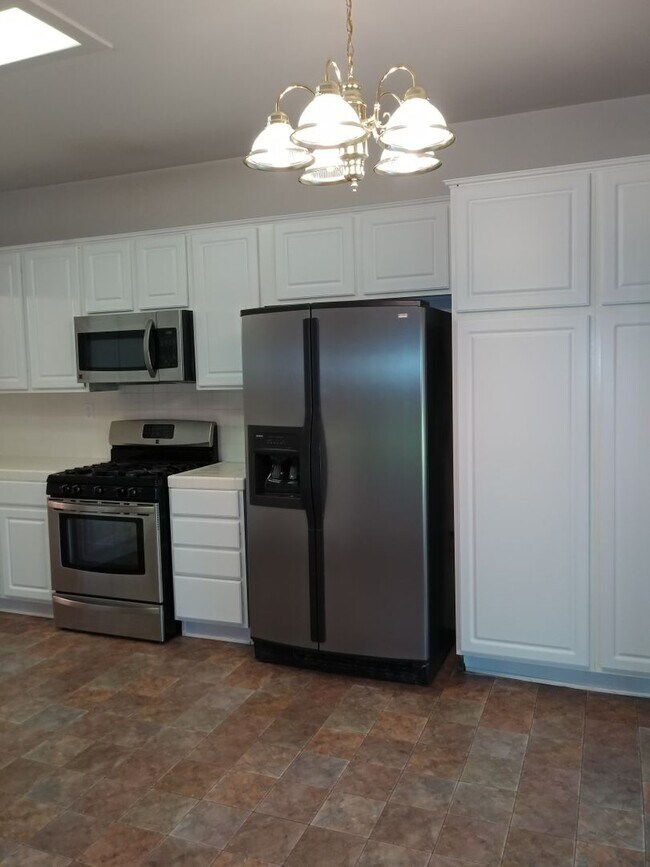 Building Photo - Four bedroom, 3 bathroom