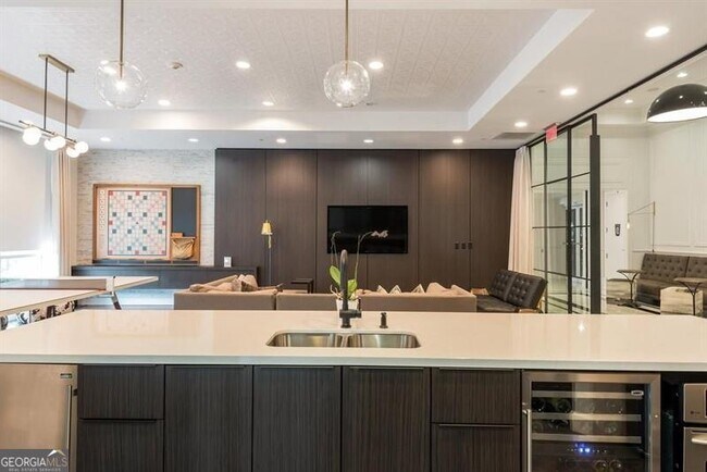 Foto del edificio - 325 W Paces Ferry Rd NW