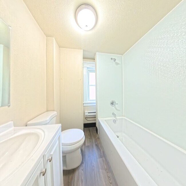 Foto del edificio - Charming 2 Bedroom 1 Bath Apartment