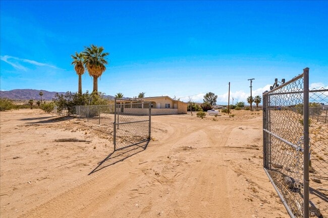 Building Photo - 4611 Oasis Ave