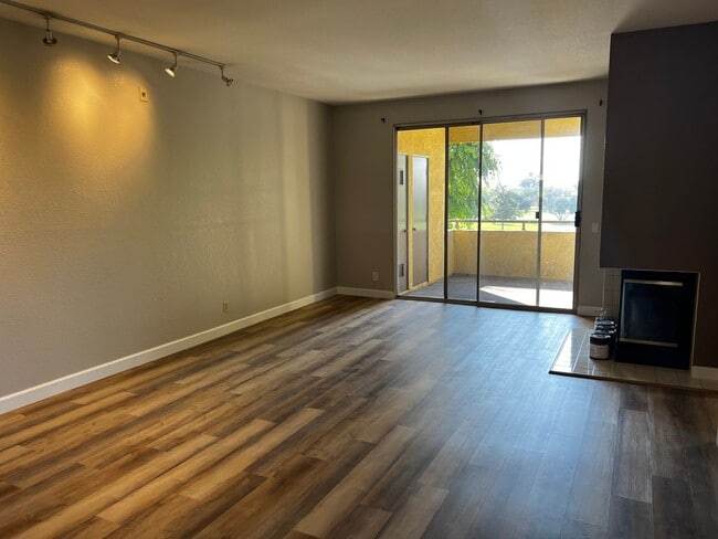 Building Photo - 3 Bed 2 Bath Condo For Rent in Whittier, S...