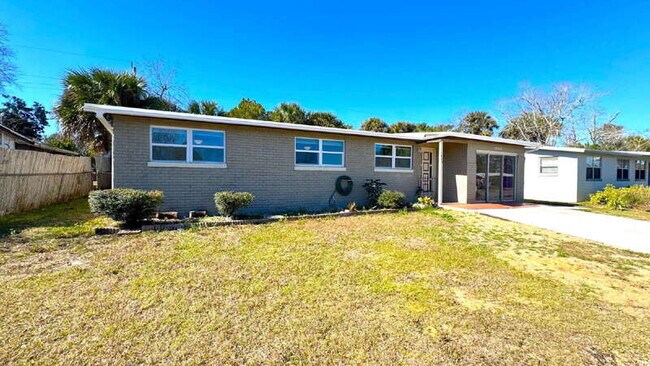 Building Photo - 1022 Lewis Dr