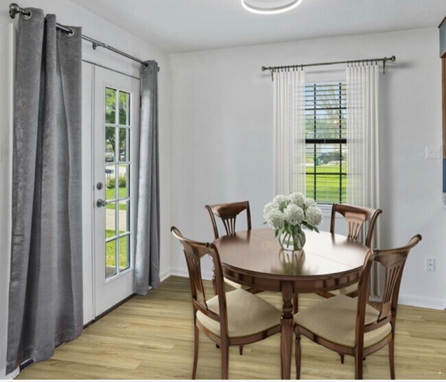 Comedor - 66 Dogwood Ln