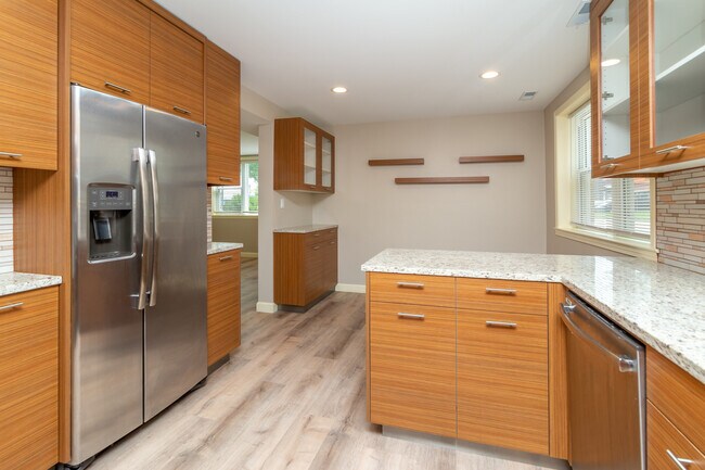 Building Photo - 8060 N Oriole Ave
