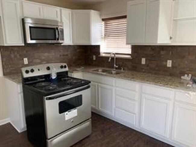 Building Photo - Charming Chico 4 bedroom 2 Bath