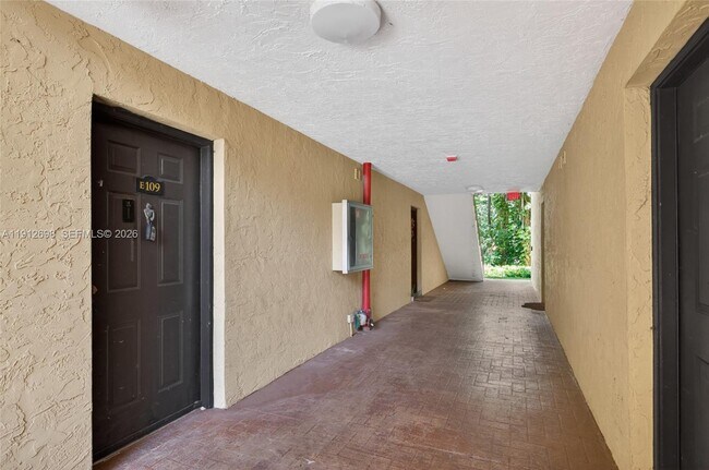 Foto del edificio - 4025 W McNab Rd