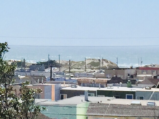 Bright, Spacious Top-Floor unit with Center Patio & Ocean Views - 1553 45th Ave