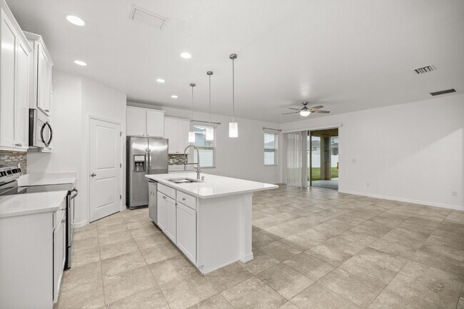 Foto del edificio - Spacious 4 Bedroom Home with Private Mother-in-Law Suite – Pet Friendly & Move-In Ready!