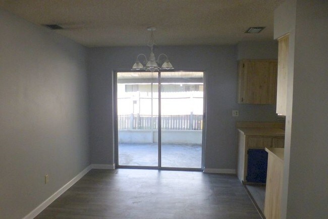 Building Photo - 2 Bedroom 1 Bath Duplex in Mount Dora