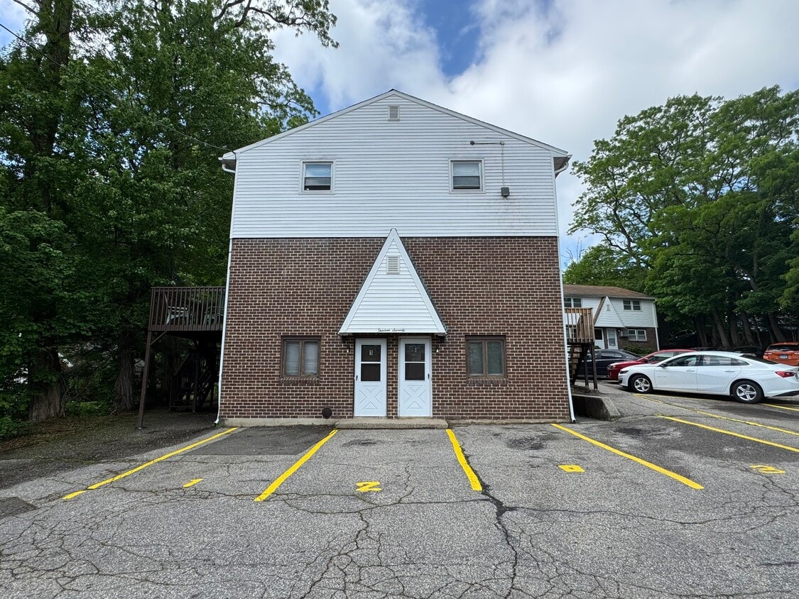 Primary Photo - 1370 Highland Ave