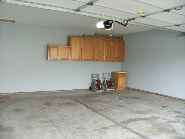 Garage - 11313 Douglas Ave