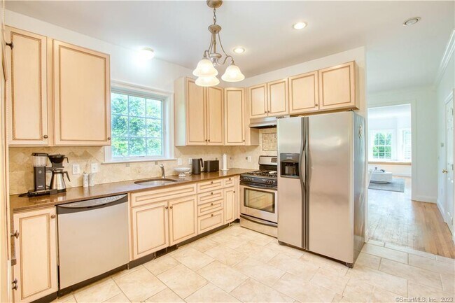 Kitchen - 22 Hollow Wood Ln