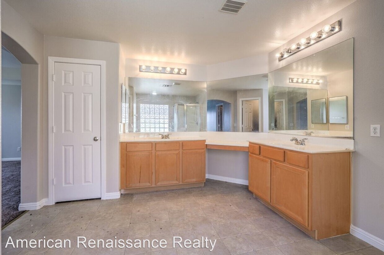 Primary Photo - 5 br, 3 bath House - 1213 Checkmark Ave'