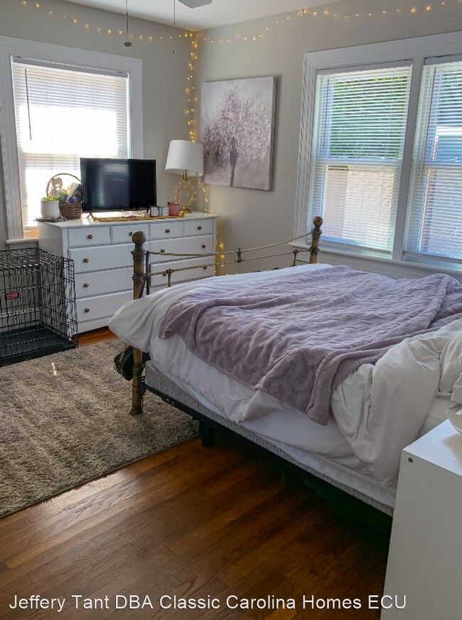 Foto del edificio - 5 br, 3 bath House - 1599 E Third Street