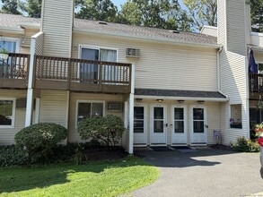 Building Photo - 8 Rose Ln