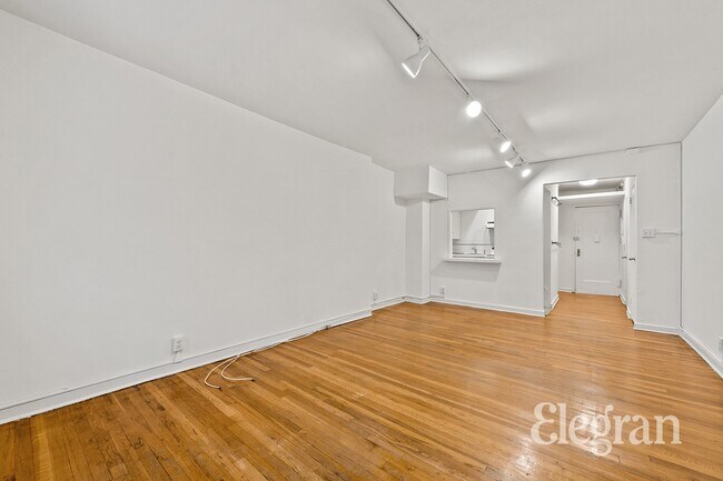 Building Photo - 30 E 22nd St