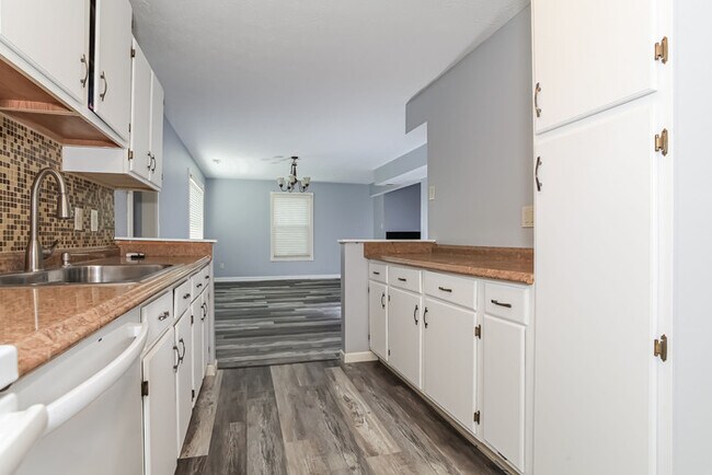 Foto del edificio - 8067 Buckland Dr