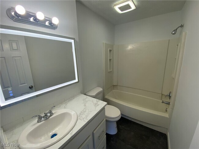 Foto del edificio - 854 E 258th St