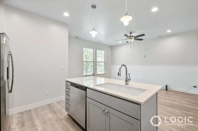 Foto del edificio - Beautiful Townhome in Amazing Location.