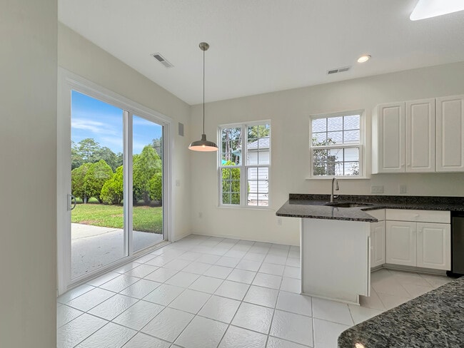 Building Photo - 4333 Oakwood Cir