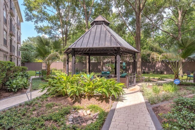 Building Photo - 5800 Woodway Dr