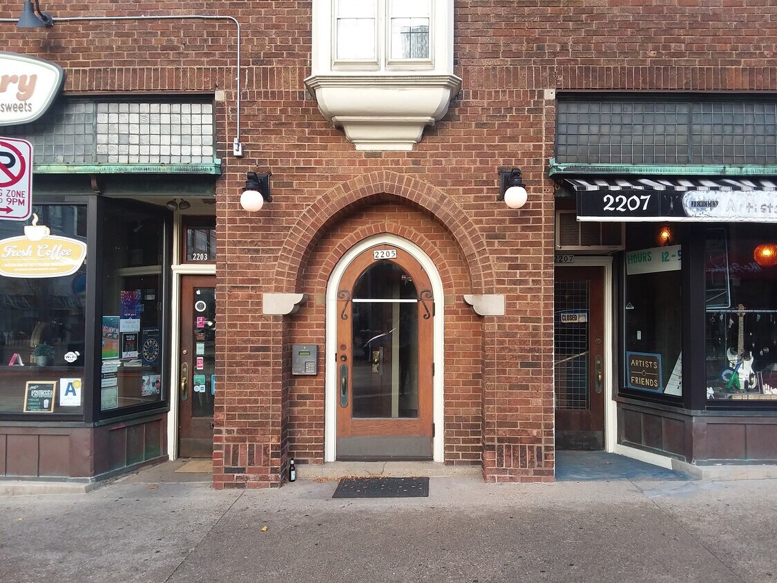 Primary Photo - 2205 N Farwell Ave