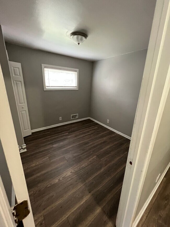 Building Photo - Recently updated this 3 bed 1 bath feature...