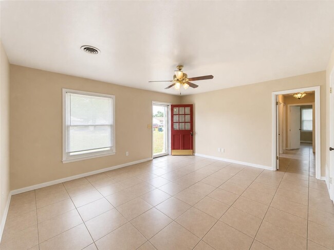 Building Photo - 203 Loizos Dr NW