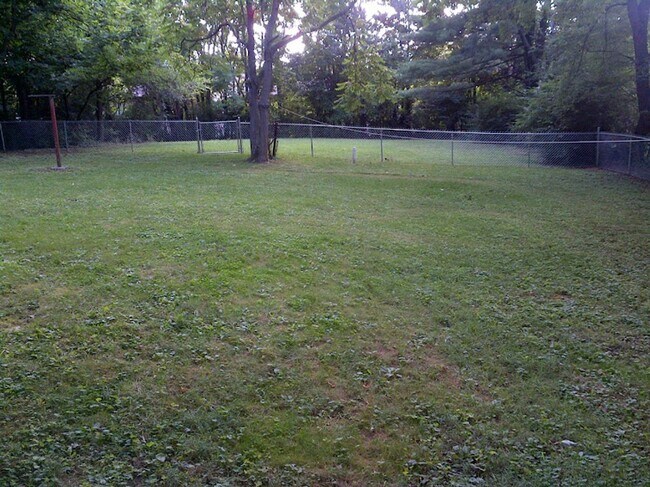 Building Photo - 2 bedroom/1 bath - Available 08/01/27