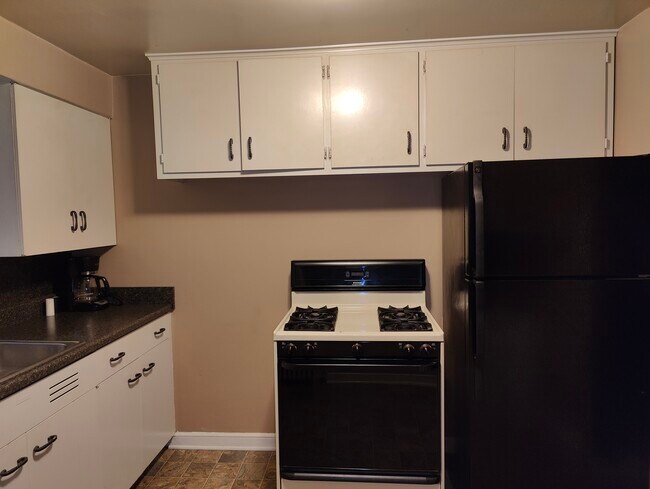 Kitchen 1 - 511 S Elm Ave