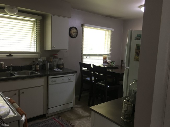 Building Photo - 3 br, 1.5 bath House - 2319 Walter Dr