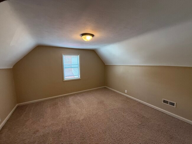 Building Photo - 2119 Riverside Dr NE