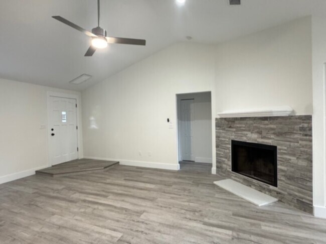 Foto del edificio - 2 Bedroom- All NEW &amp; Updated with Most...