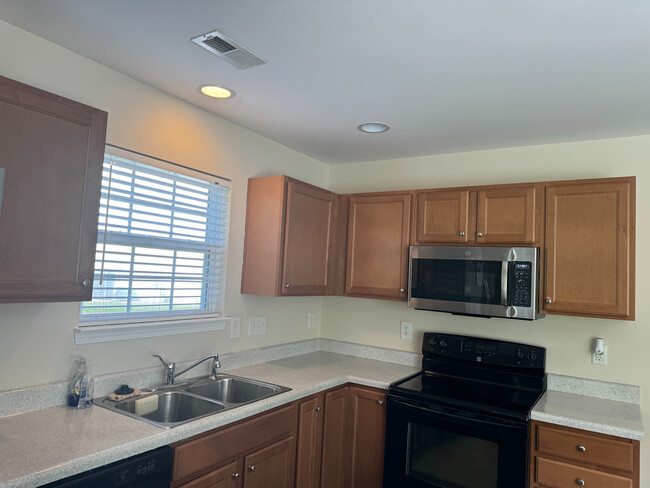 Foto del edificio - Room in Townhome on Averette Hill Dr