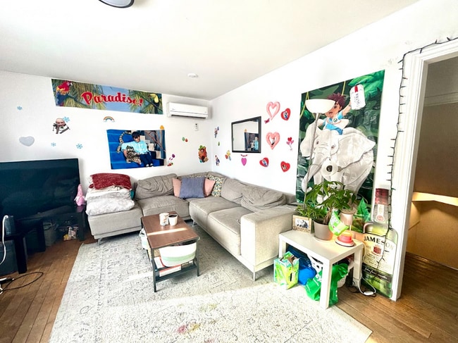 Building Photo - 6-bedrooms 2-full-bathrooms