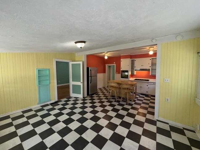 Foto del edificio - 302 Decelle St