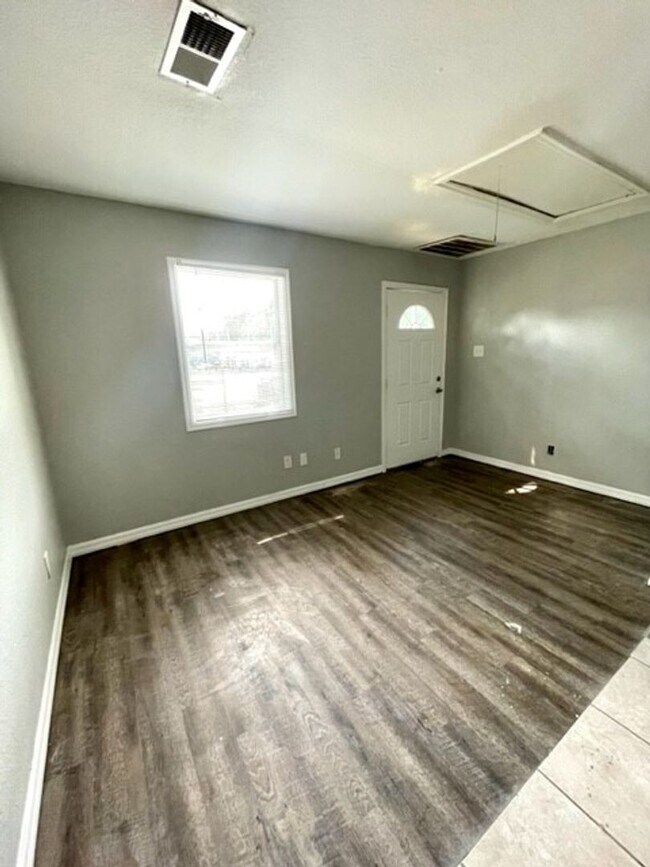 Foto del edificio - 2 Bed / 1 Bath Apartment