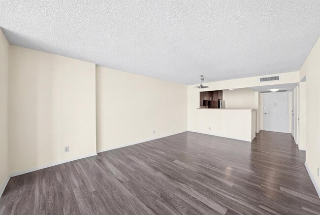 Building Photo - 1000 Parkview Dr