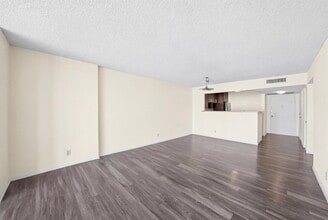 Building Photo - 1000 Parkview Dr